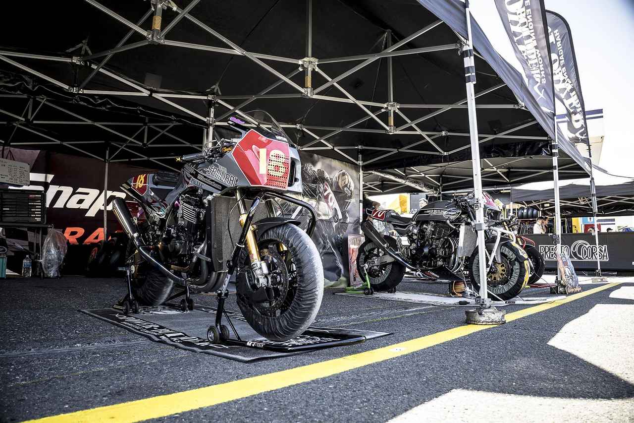 画像: 2026 テイスト・オブ・ツクバ 皐月ステージのパドック風景。GPZやZなどをベースとしたレーサーがずらりと並ぶ（撮影:山内潤也）