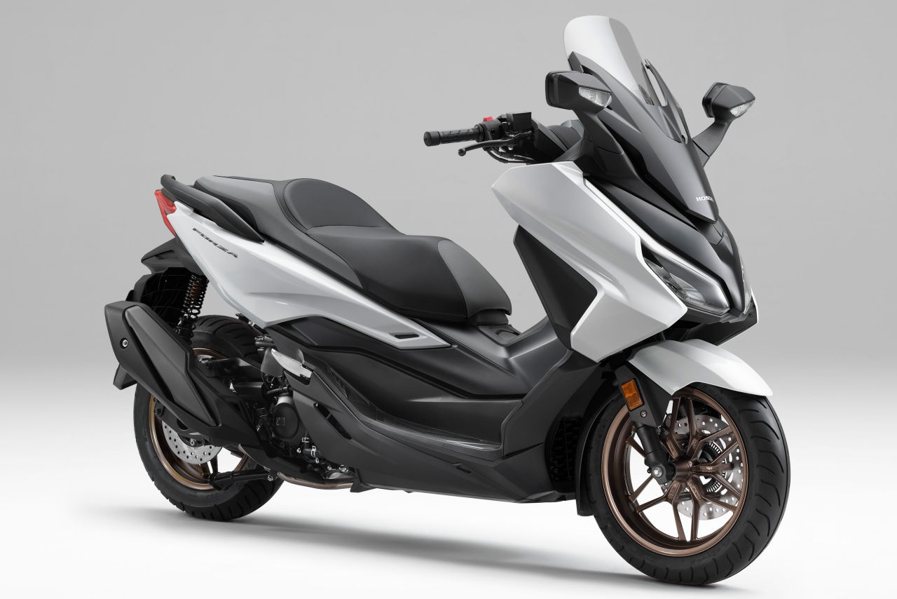 画像1: HONDA FORZA 2025年モデル 総排気量:249cc エンジン形式:水冷4ストSOHC4バルブ単気筒 シート高:780mm 車両重量:186kg 発売日:2025年1月16日 税込価格:78万1000円(白、黒)