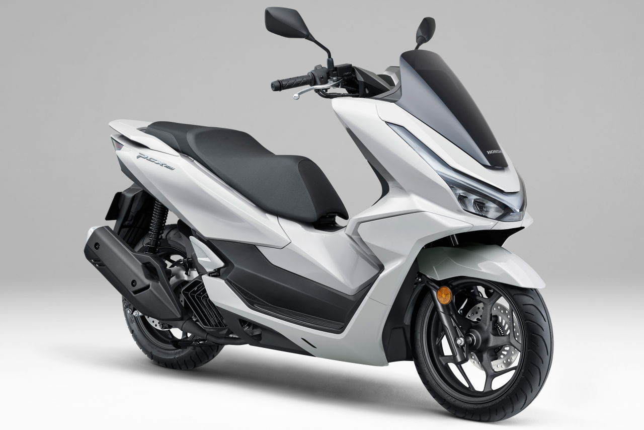 画像2: HONDA PCX160 2025年モデル 総排気量:156cc エンジン形式:水冷4ストSOHC4バルブ単気筒 シート高:764mm 車両重量:134kg 発売日:2025年2月6日 税込価格:46万2000円(青、白、黒、灰)