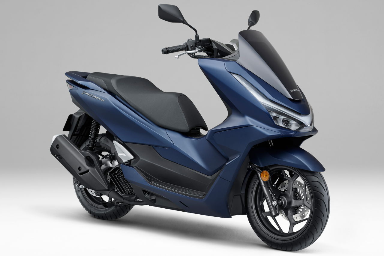 画像1: HONDA PCX160 2025年モデル 総排気量:156cc エンジン形式:水冷4ストSOHC4バルブ単気筒 シート高:764mm 車両重量:134kg 発売日:2025年2月6日 税込価格:46万2000円(青、白、黒、灰)