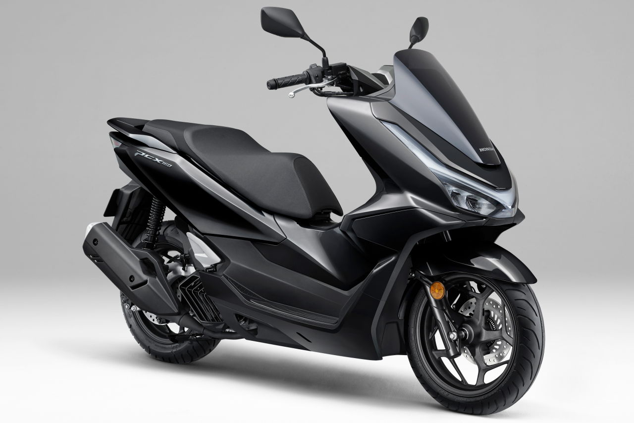 画像3: HONDA PCX160 2025年モデル 総排気量:156cc エンジン形式:水冷4ストSOHC4バルブ単気筒 シート高:764mm 車両重量:134kg 発売日:2025年2月6日 税込価格:46万2000円(青、白、黒、灰)