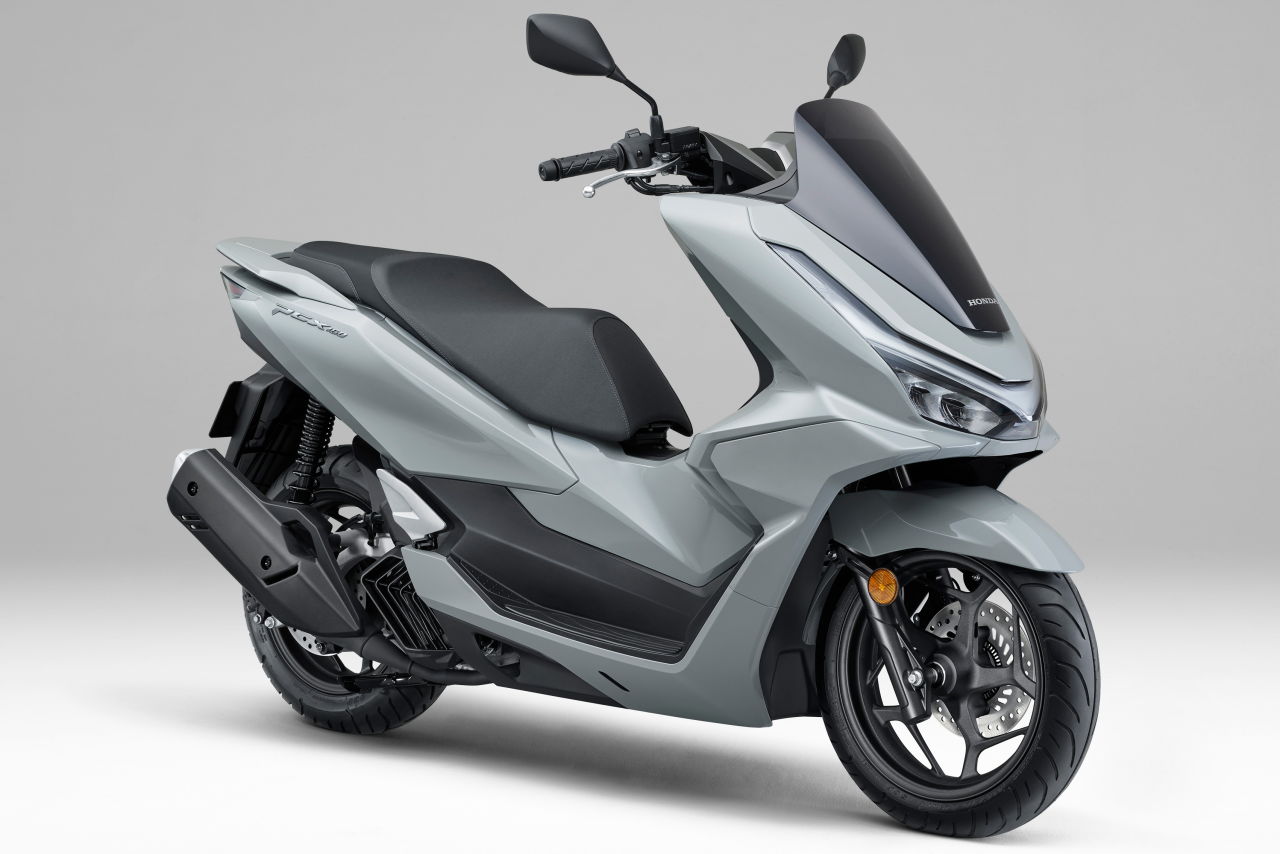 画像4: HONDA PCX160 2025年モデル 総排気量:156cc エンジン形式:水冷4ストSOHC4バルブ単気筒 シート高:764mm 車両重量:134kg 発売日:2025年2月6日 税込価格:46万2000円(青、白、黒、灰)