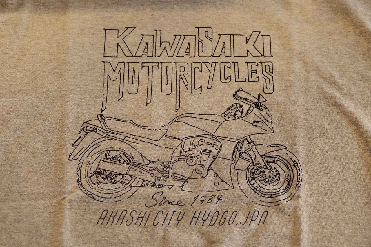 画像: ▲GPZ900Rのイラストの下には、誕生年である「Since 1984」の文字が。味のあるペン画調がモーターサイクルの雰囲気ともぴったりです。