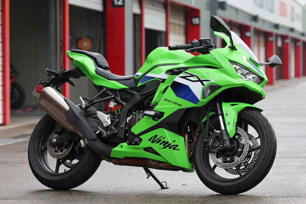 画像: Kawasaki Ninja ZX-4RR 2026年モデル 総排気量:399cc エンジン形式:水冷4ストローク並列4気筒 シート高:800mm 車両重量:189kg 発売日:2026年8月1日 税込価格:121万円 ▶▶▶車両の詳細情報はこちら