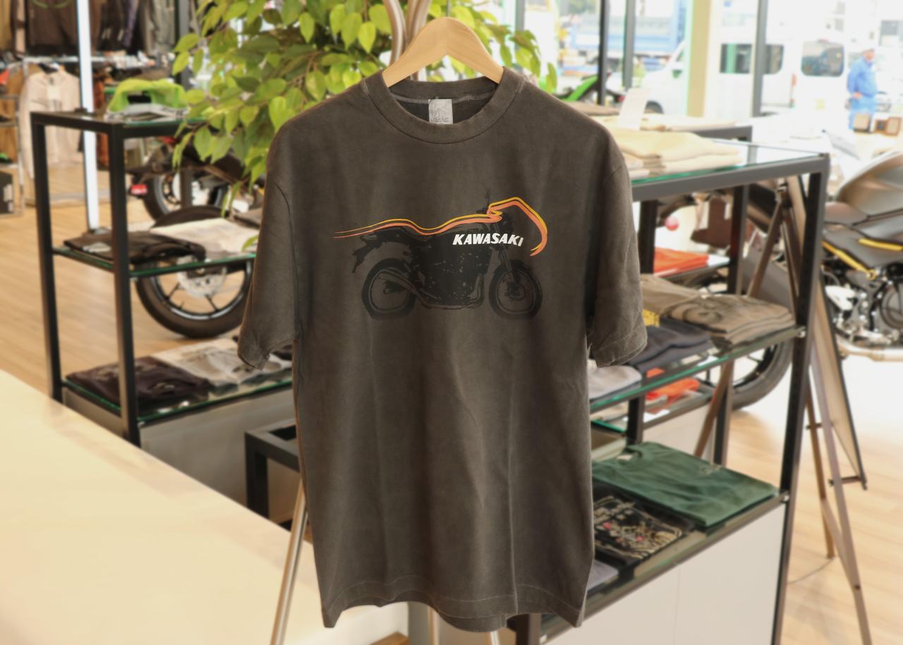 画像: カワサキ Z900RS墨染めTシャツ 素材:綿100% サイズ:S、M、L、LL カラー:オレンジ/濃墨、ブラック/中墨 税込価格:8360円 ※写真はオレンジ/濃墨のMサイズ、背面は無地。