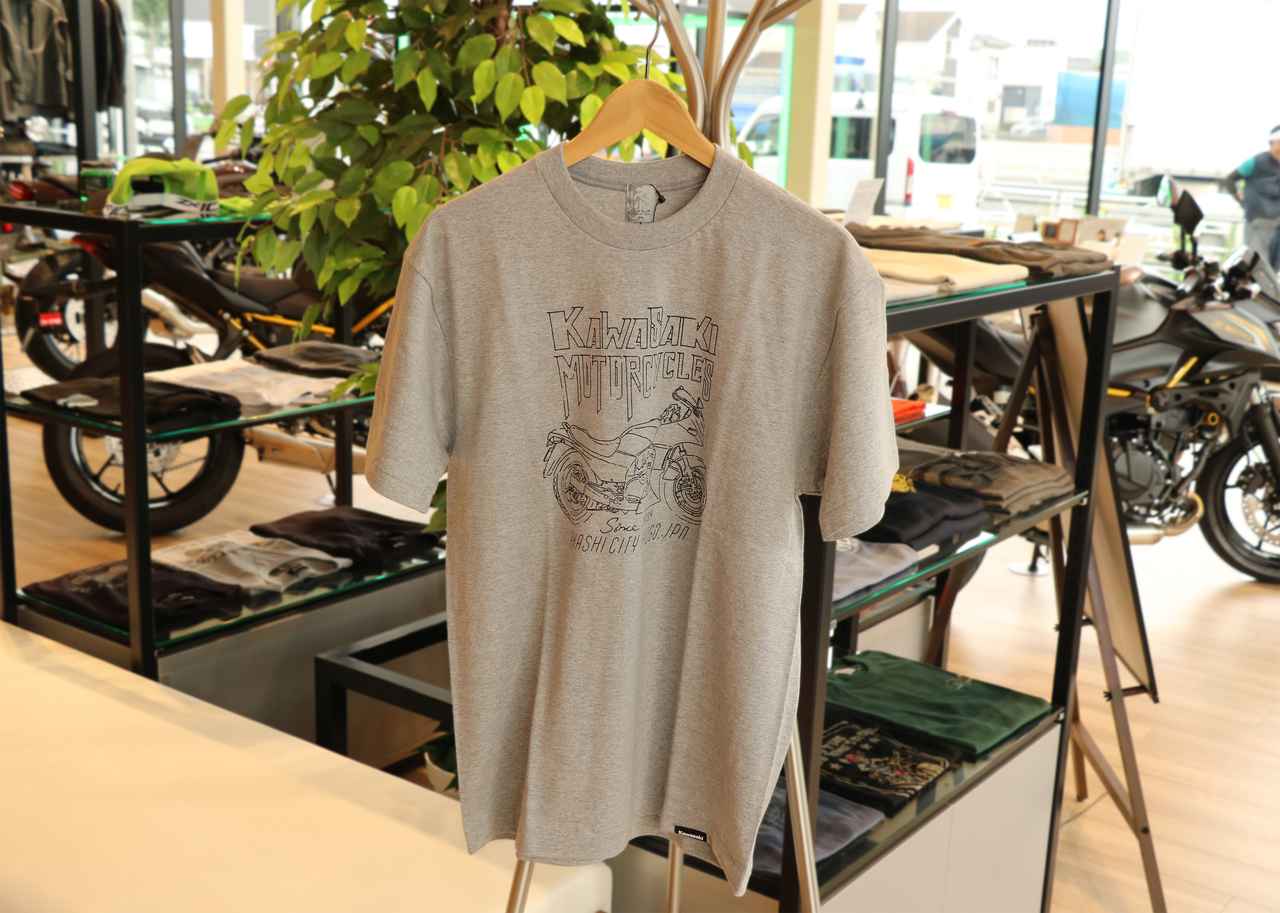画像: カワサキヘリテージTシャツ(GPZ900R) 素材:綿100% サイズ:S、M、L、LL カラー:グレー、ネイビー、ダークレッド 税込価格:4,730円 ※写真はグレーのMサイズ、背面は無地。