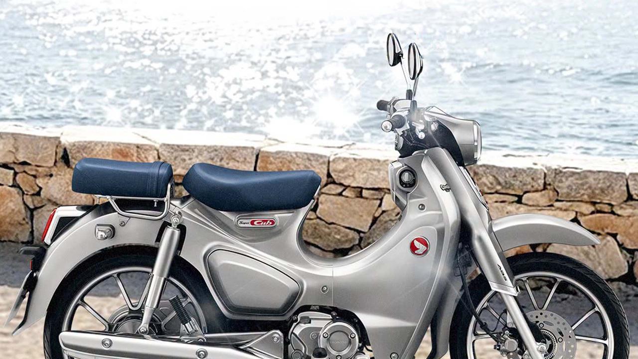 画像: 銀のボディと青いシートの特装版! ホンダ「スーパーカブC125 クラフテッドカーム」カスタム仕様車が登場【海外】 - webオートバイ