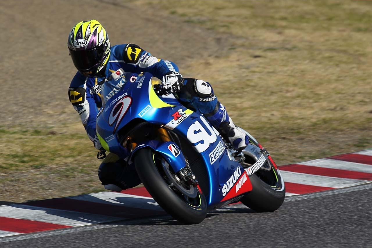 画像: '15年にプロトタイプのGSX-RR(並列4気筒)を走らせるノブ青木。のちにジョアン・ミル選手の手により'20年のシリーズチャンピオンを獲得するまでに至った。