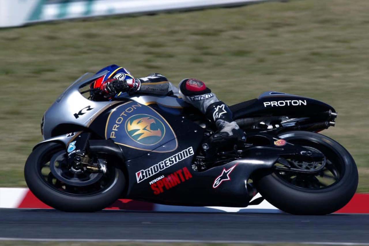 画像: プロトンKR3で戦った2002年はMotoGP元年。「想像以上に4スト990ccとの差が大きく上位に行けるチャンスは少なかったが、もし500ccだけなら表彰台争い出来たマシンだった」と語る(青木宣篤blogより)。
