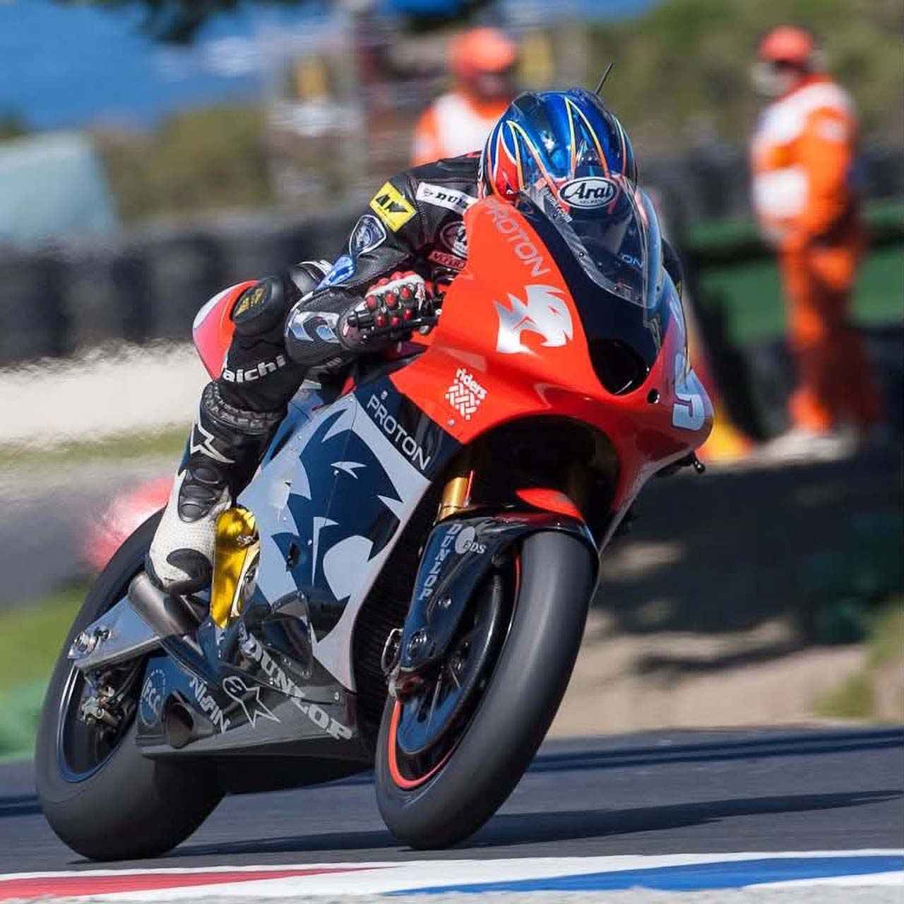 画像: 当時最強だったRC211VのV5レイアウトを踏襲したプロトンKR5だったが、4スト990cc V型5気筒エンジンはKRの独自設計によるものだった。