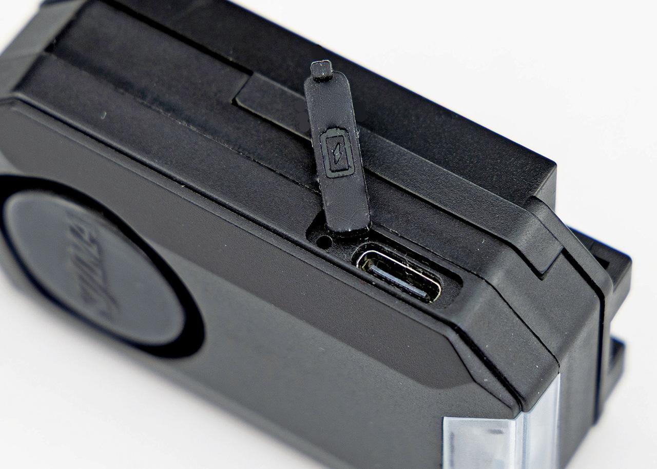 画像: 充電はUSB Type-Cに対応し、充電ケーブルも付属。LEDランプの点滅でバッテリー残量を確認できるほか、警報設定をONにした状態でも約200日間の連続使用が可能だ。