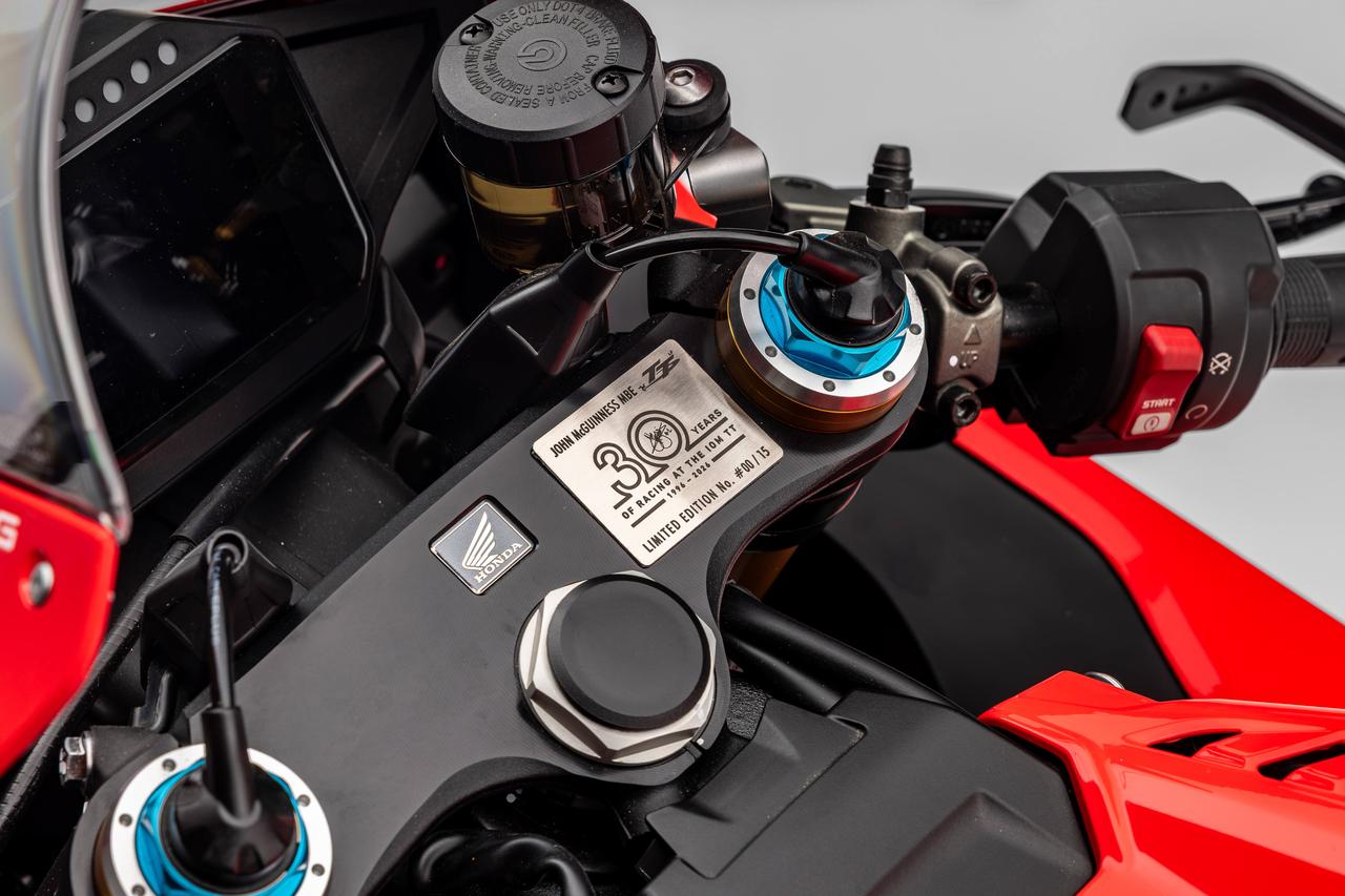 画像1: 【限定15台】ホンダ「CBR1000RR-R ファイアブレードSP」にジョン・マクギネス30周年記念車が登場！ マン島TT参戦車を忠実に再現【海外】