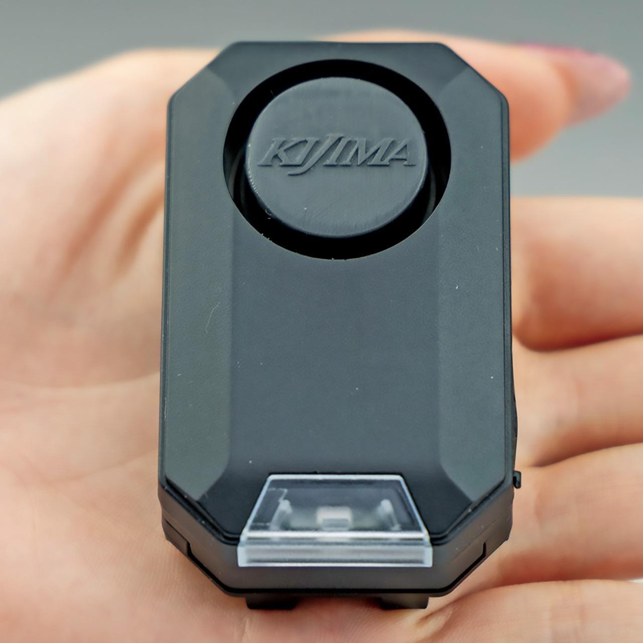 画像: 本体(写真上)及びリモコンサイズ(次の下写真)は手のひらに収まるほどコンパクト。本体はIPX5相当の防水規格を備えており、雨天時の出先でも安心して使用できる。