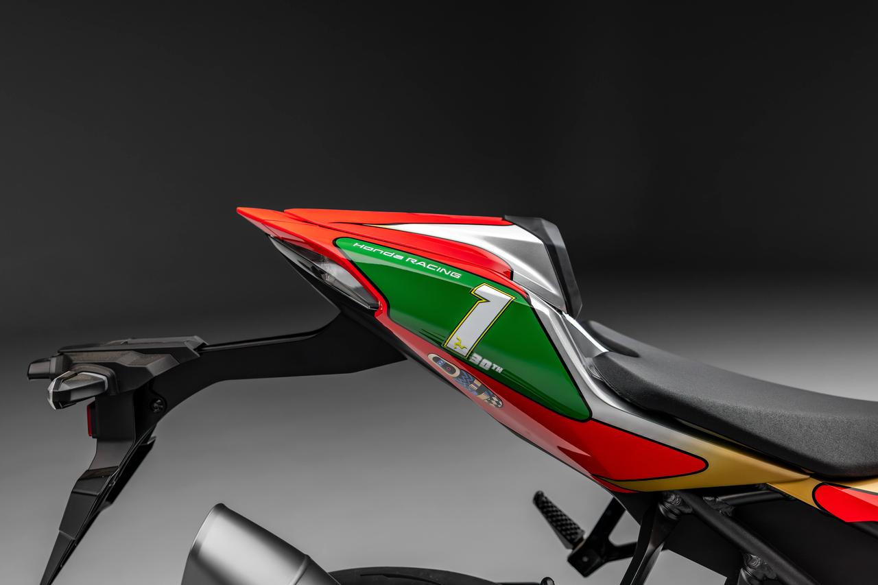 画像5: 【限定15台】ホンダ「CBR1000RR-R ファイアブレードSP」にジョン・マクギネス30周年記念車が登場！ マン島TT参戦車を忠実に再現【海外】