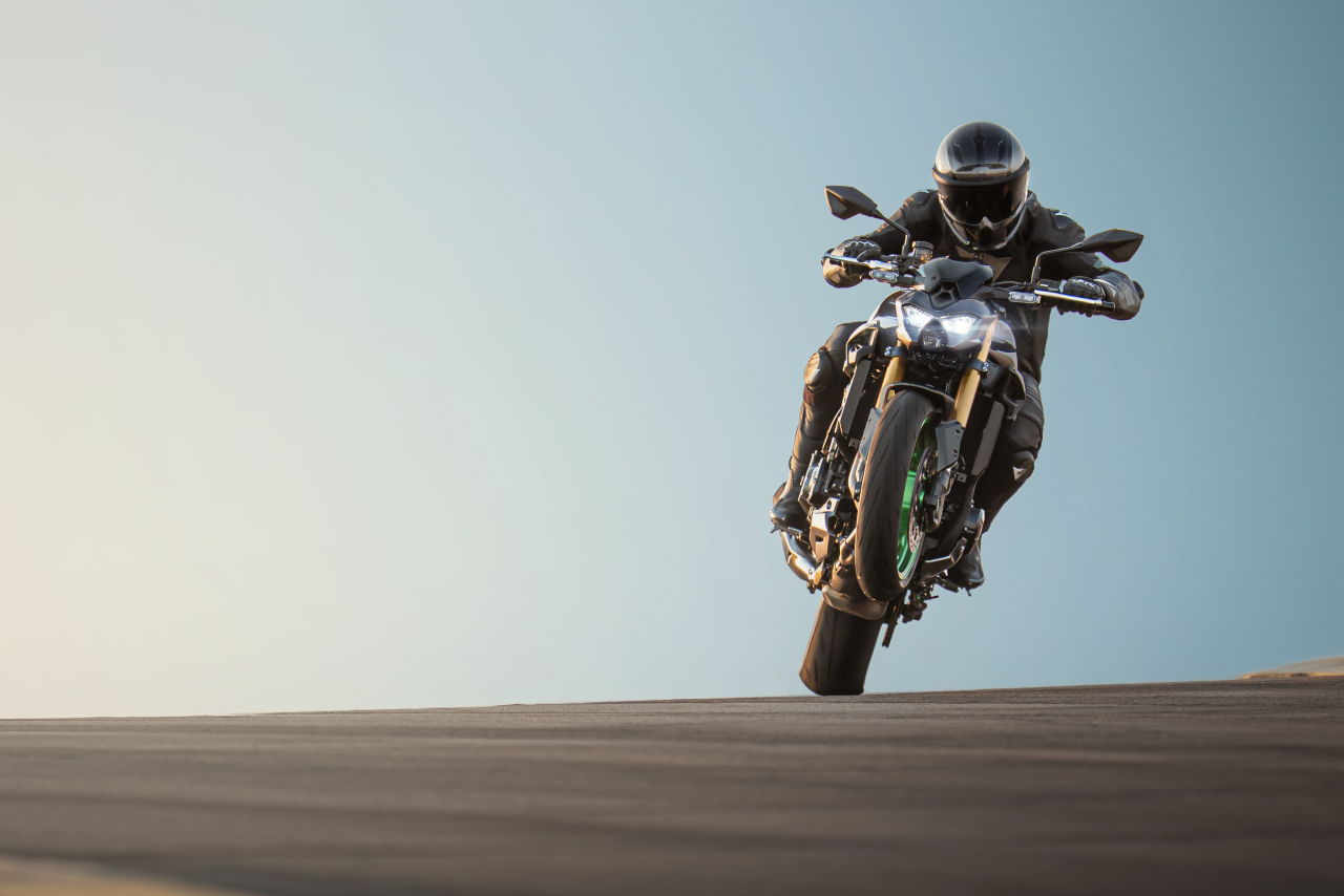 画像1: カワサキ伝統のマジックナイン「Z900」「Z900 SE」がモデル改訂、2027年型はSEのブレンボキャリパー外観が進化！