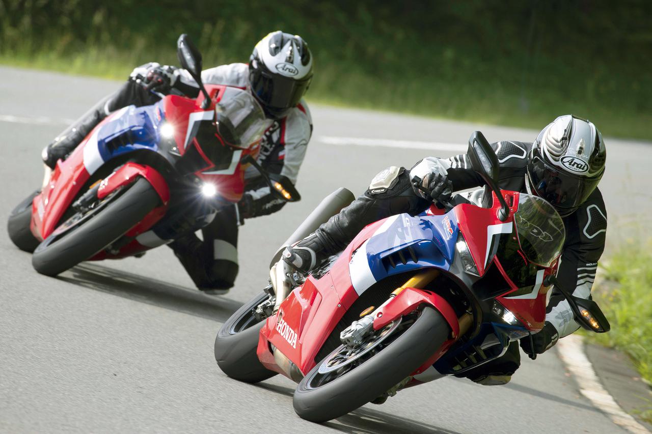 画像: 《比較検証》ホンダ「CBR1000RR-R FIREBLADE SP」「CBR1000RR-R FIREBLADE」乗り心地と荒れた路面での接地感に決定的な違いがあった！ - webオートバイ