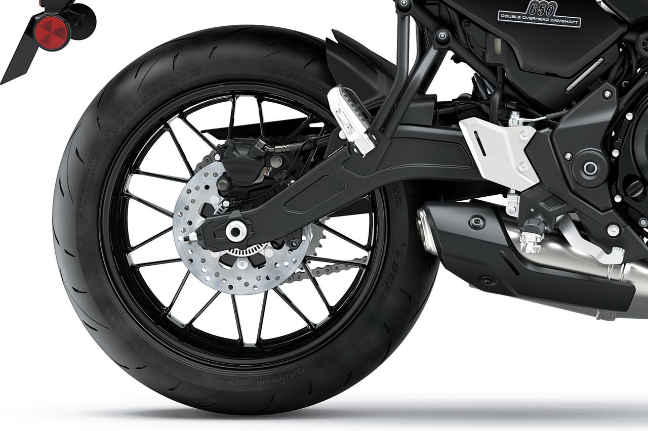 画像2: 漆黒の“火の玉”仕様が追加ラインナップ! カワサキ「Z650RS」2027年モデルが発表、2026年人気カラーとあわせて2モデル展開に