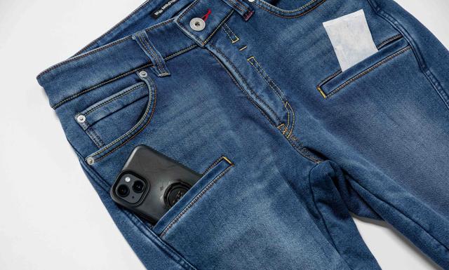 画像: 太もものポケットはスマホ収納ポケットとしても機能します(ただし、ホカロンとスマホの同時収納はNG)。