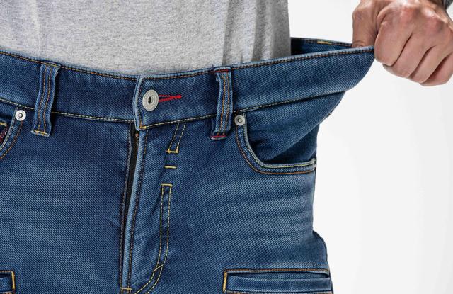 画像: バツグンのストレッチ性能は、幅広いウエストサイズに適応するというメリットも。
