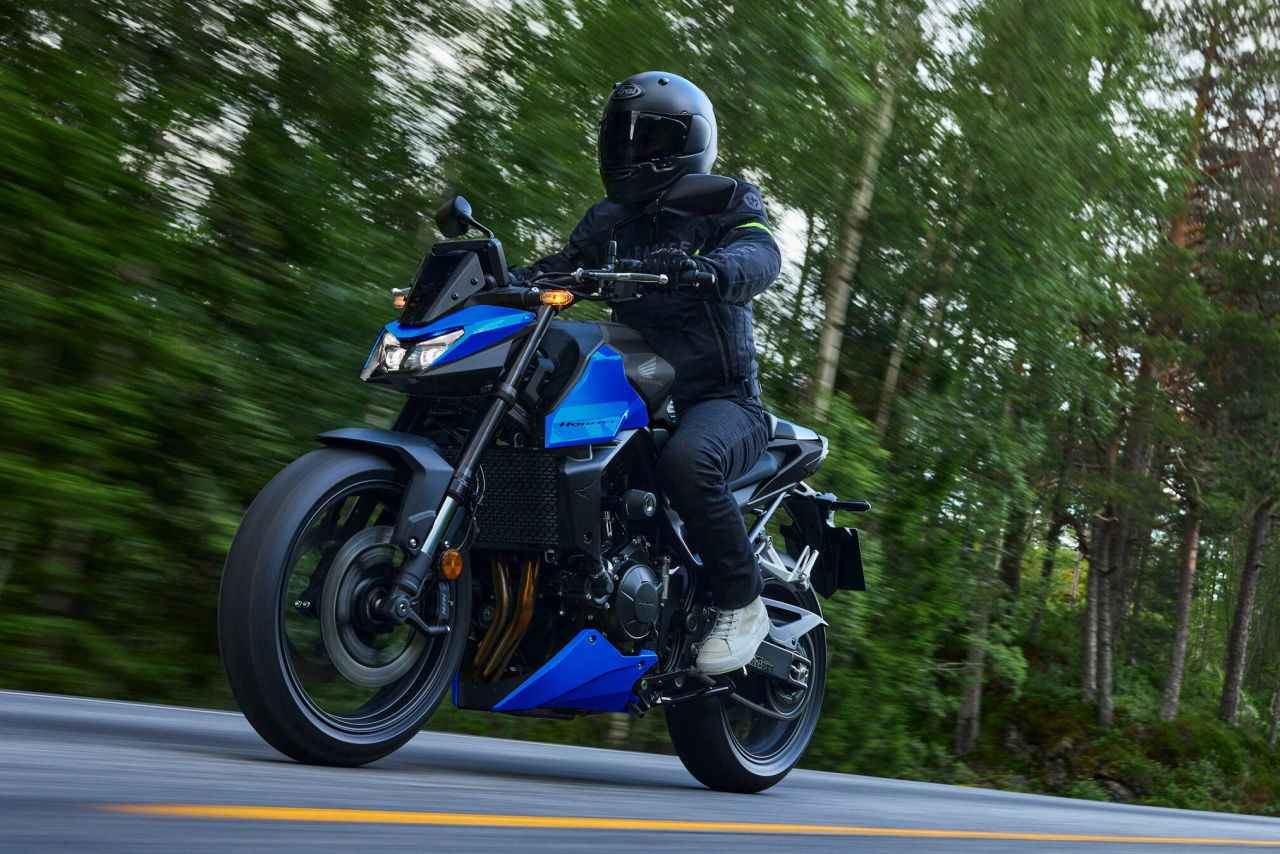 画像: ブルー系は2025年モデル以来の登場だが、燃料タンクまで統一色だった2025年モデルに対し2027年モデルはシュラウドなどのポイントにのみ青を配置したツートーンが特徴だ。