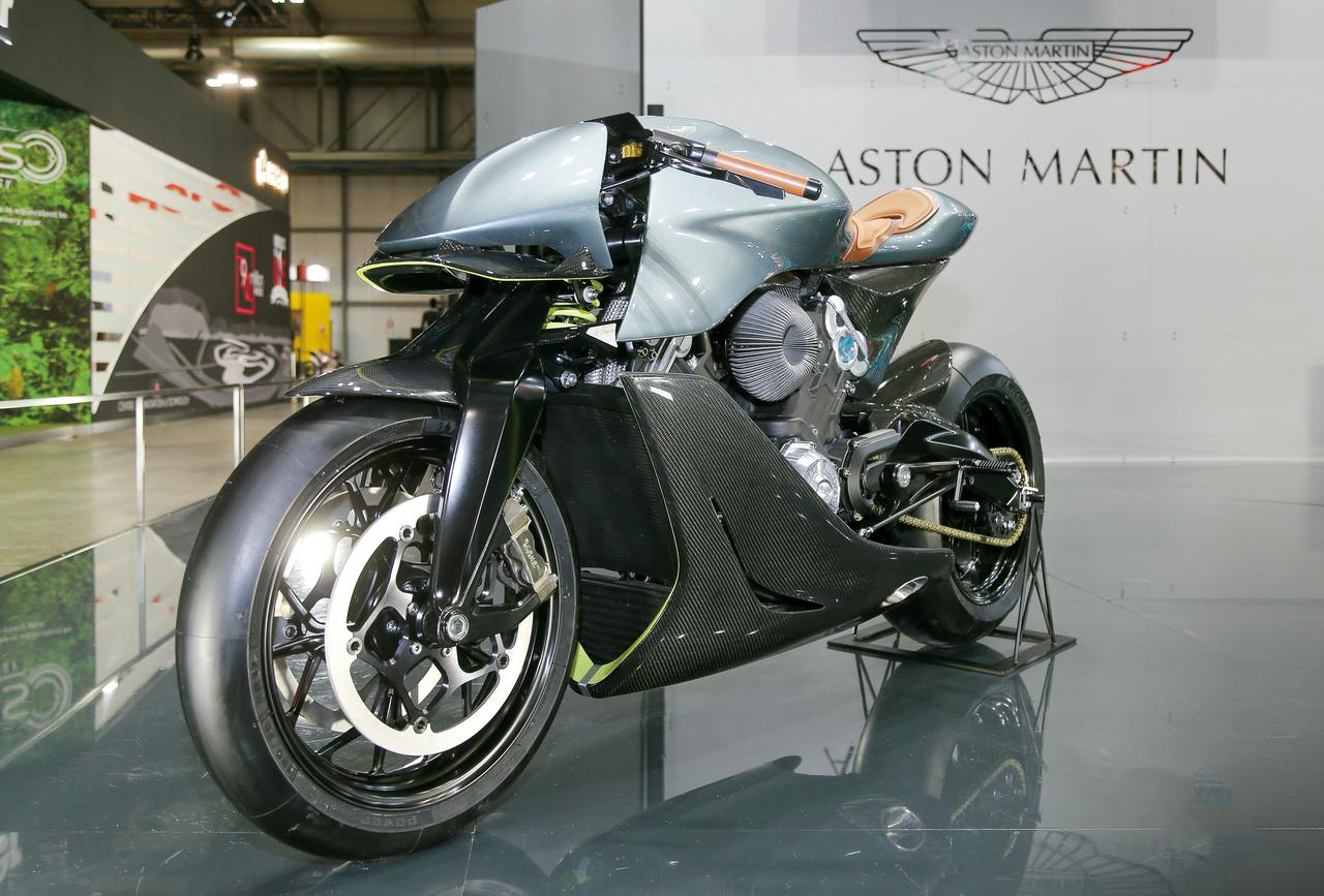 画像: 約1300万円! アストンマーティン×ブラフシューペリアという夢の英国コラボで実現したプレミアム・バイク「AMB001」を詳解 - webオートバイ