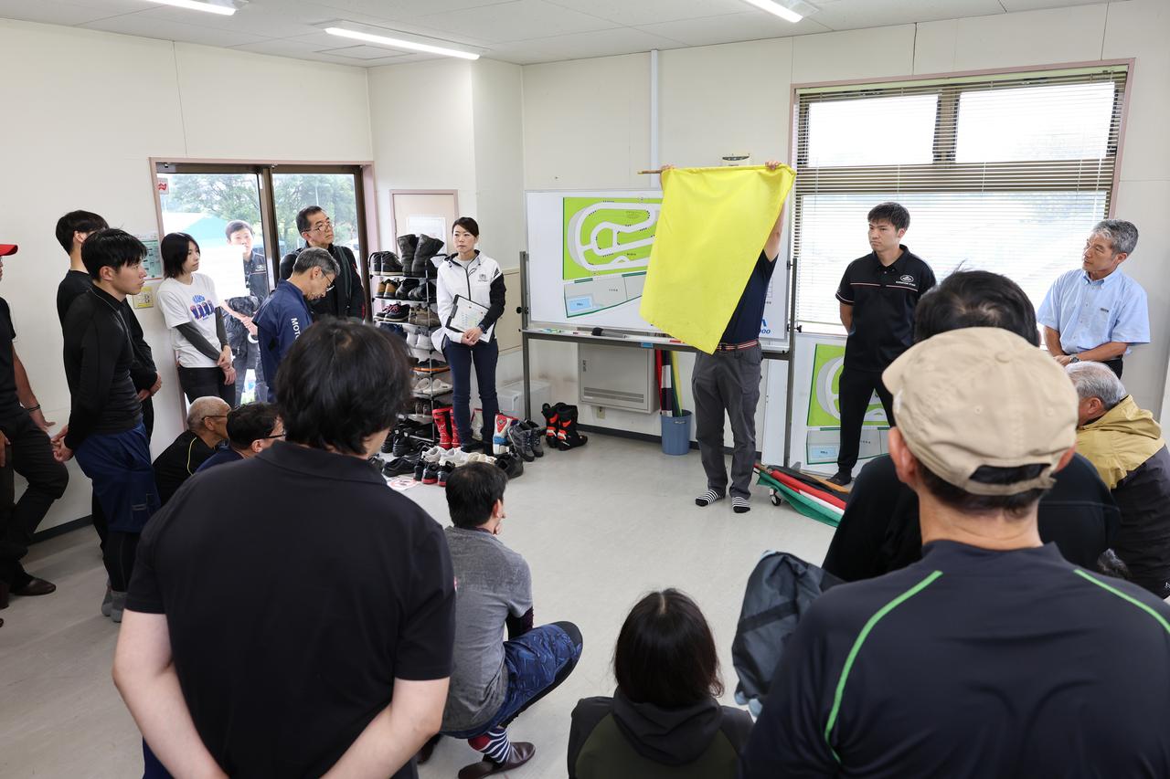 画像: AM8時~ブリーフィング、車両準備