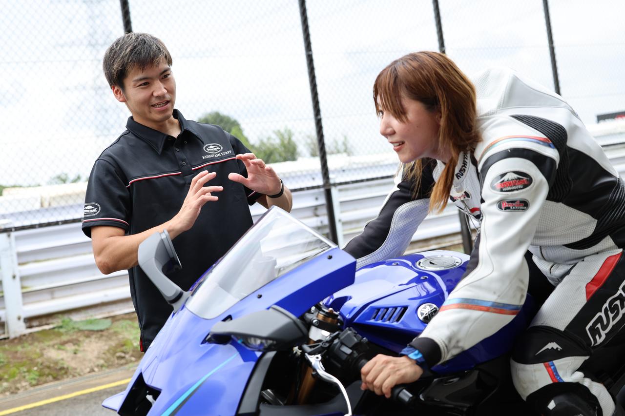 画像: ▲野佐根選手からのアドバイスパート1はブレーキングの時のフォーム。ストレートでは後ろに座ってしっかり伏せますが、ブレーキングの際は若干座る位置を前に移動→ブレーキ→ヒジにゆとりを持たせつつグッとつっぱるイメージで、リア側に荷重をかけると良いみたいです。