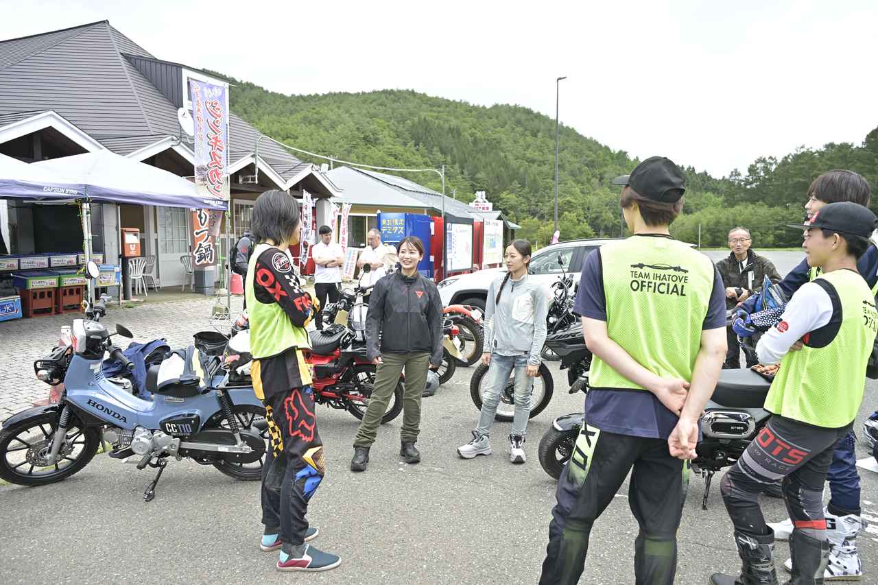 画像: 休憩の際にオフィシャルの皆さんと談笑中。乗り方や、空気圧についてアドバイスをいただきました。