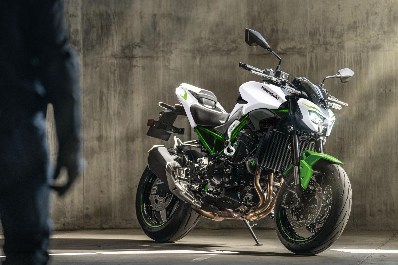 画像: KAWASAKI Z900/SE 2027年モデル(欧州仕様)※写真はZ900 総排気量:948cc エンジン形式:水冷4ストDOHC4バルブ並列4気筒 シート高:830mm 車両重量:213kg 参考価格:1万240~1万2140ユーロ(イタリアの場合)