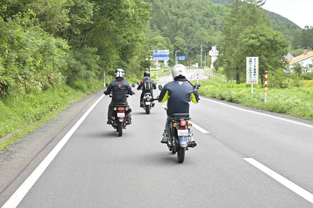 画像: 舗装路での移動も多い。クラスに関わらずセクション間は公道を使用するので、参加車両はナンバー付きがマストとなっています。