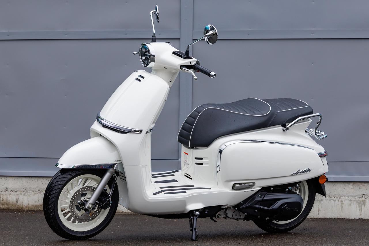 画像1: CFMOTO「150AURA」日本初公開！ キーレス＆トラコンなどの先進装備を満載したレトロな150ccスクーター、2026年11月発売