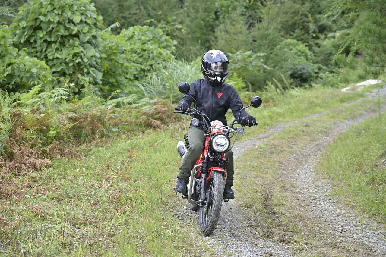 画像: タイヤが滑ることにも慣れて、すっかりリラックスモード。山道はどこまでも続きます。