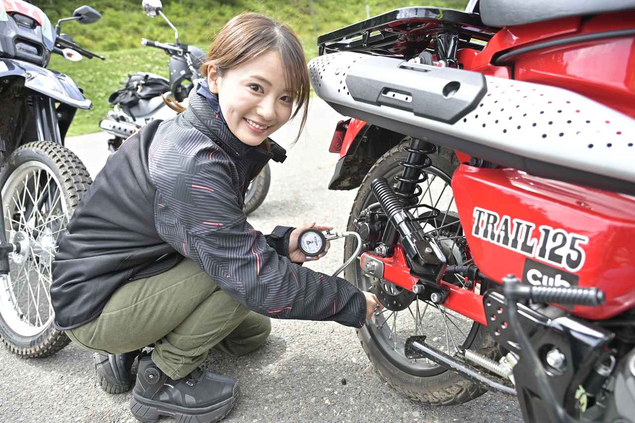画像: さっそくエアゲージを借りて空気圧調整を始める平嶋さん。