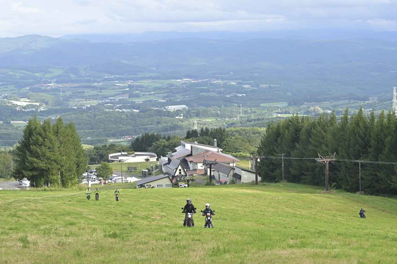 画像: スキー場のゲレンデを利用した「ランド」のセクション。2人とも一気に登り切ってクリア！