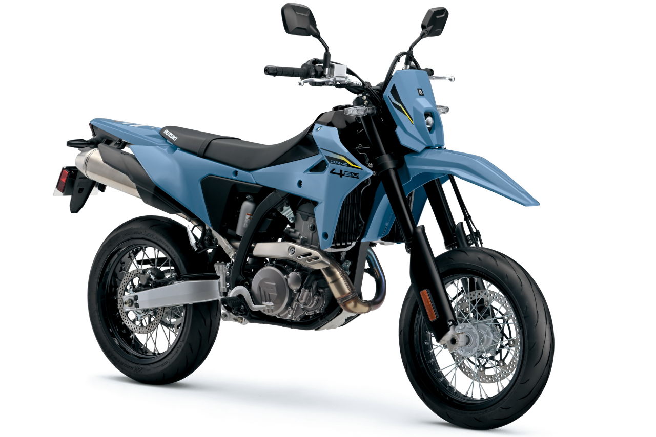 画像: SUZUKI DR-Z4SM 2027年モデル(欧州仕様) 総排気量:398cc エンジン形式:水冷4ストDOHC4バルブ単気筒 シート高:890mm 車両重量:154kg 発売時期(オランダ):2026年10月中旬 参考価格:9999ユーロ(10年保証付き)