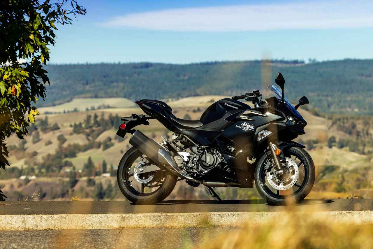 画像3: 価格据え置きでカワサキ「ニンジャ500」の2027年モデルが登場! 250並みの軽快車体に451ccツインを載せたミドルスポーツ