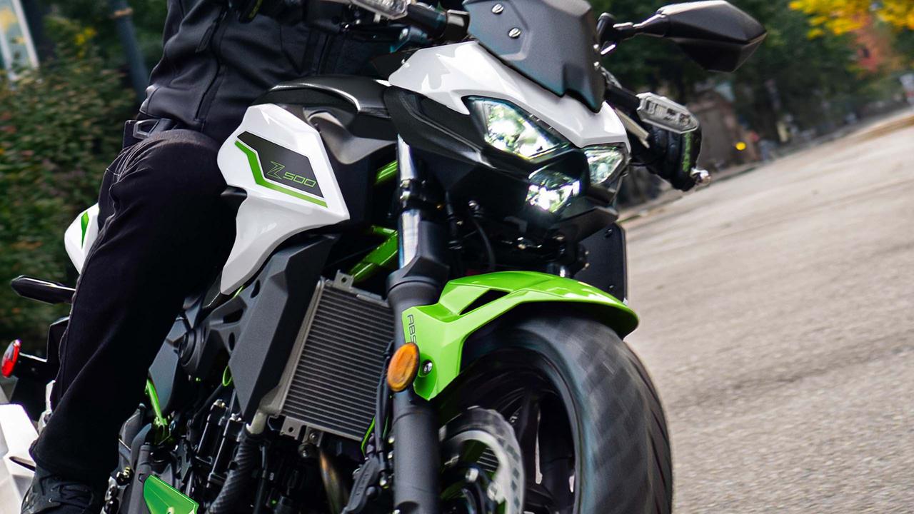 画像: カワサキ「Z500」にホワイト×グリーンの2027年モデル登場! 凄みを宿す軽量ミドルネイキッドの最新版【海外】 - webオートバイ