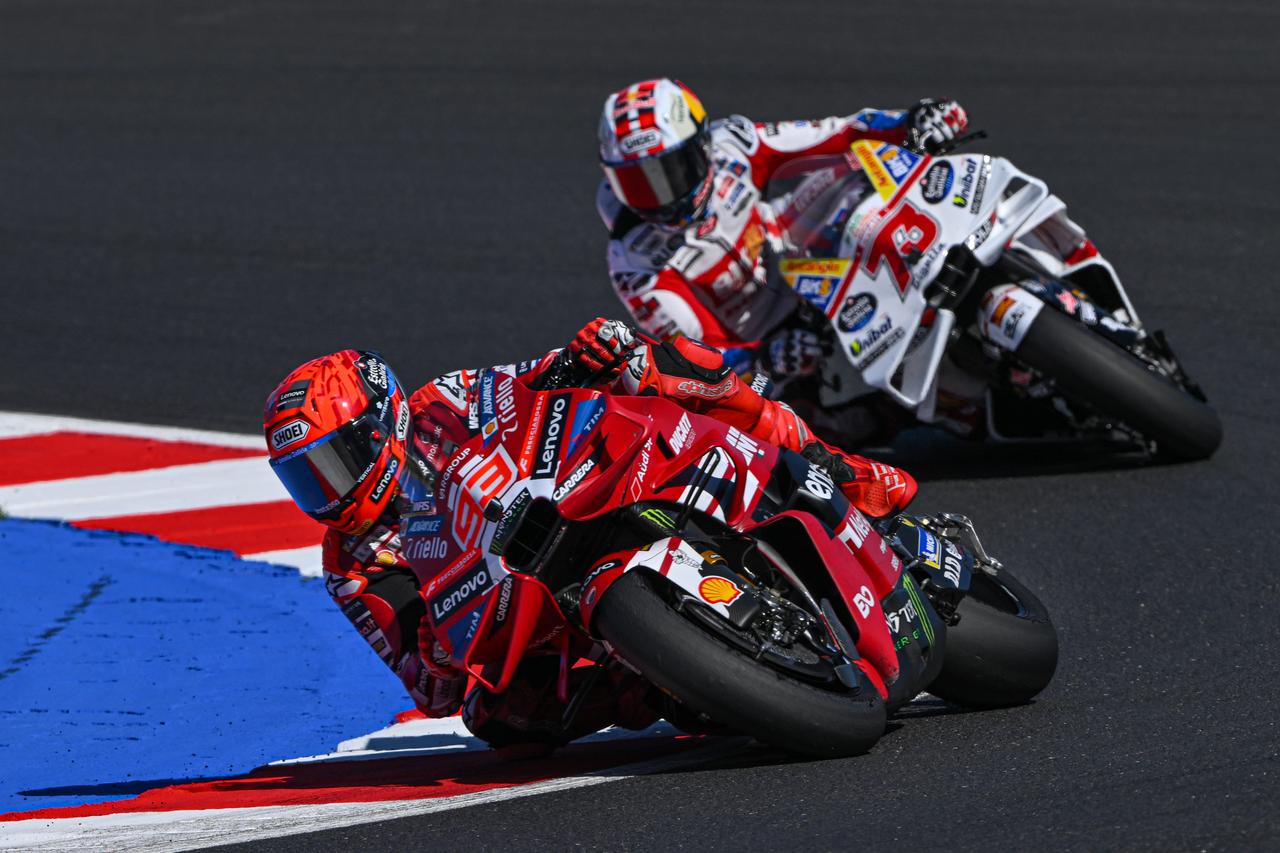 画像: 【2026 MotoGP 第14戦サンマリノGP】M.マルケスが優勝でランキング首位に浮上! ベッツェッキ無念の転倒 - webオートバイ