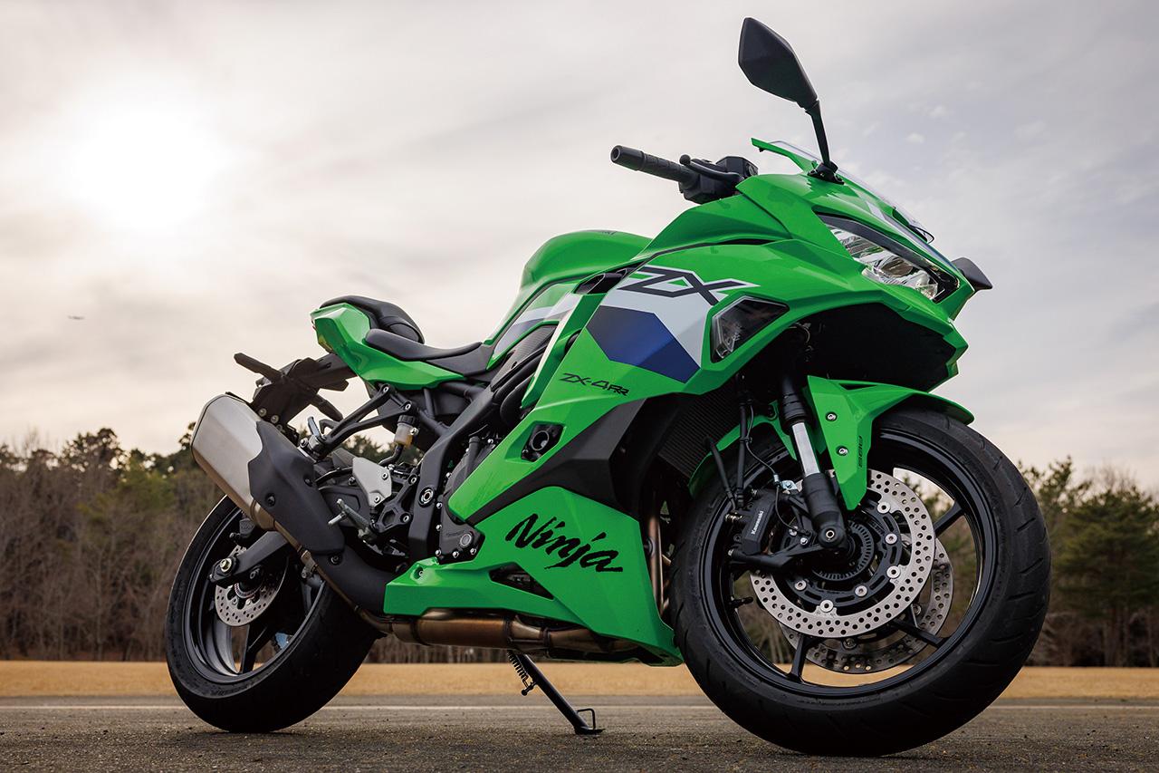 画像: KAWASAKI Ninja ZX-4RR/4R SE 総排気量:399cc エンジン形式:水冷4ストDOHC4バルブ並列4気筒 シート高:800mm 車両重量:189kg/190kg(4R SE) 税込価格:121万円(ZX-4RR)/117万7000円(4R SE) ※上写真はNinja ZX-4RR