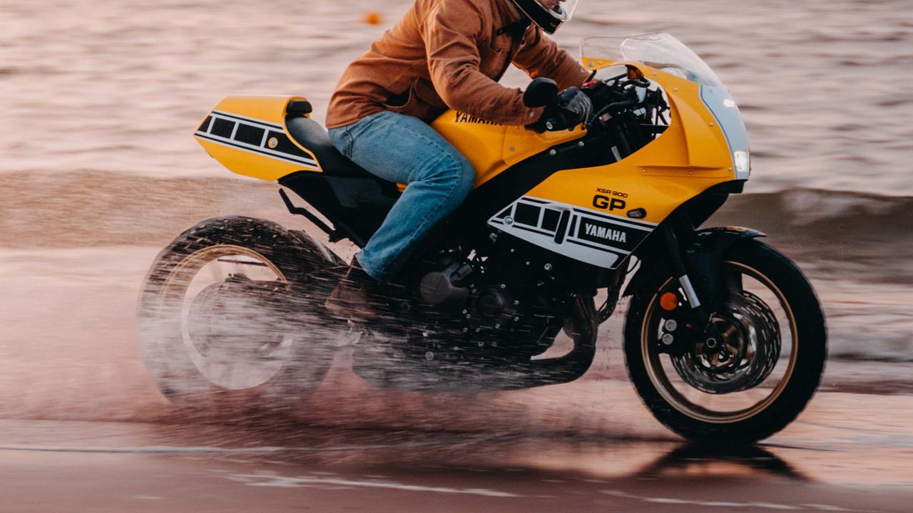 画像: 何してるのー! ヤマハが「XSR900 GP」で砂浜レースに参戦して表彰台に乗っちゃった?!【欧州】 - webオートバイ