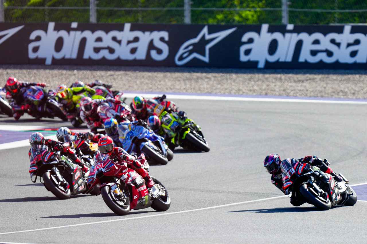 画像: ターン2のAのマルケスにインを突かれポジションを落としてしまったマルティン。 © 2026 MotoGP Sports Entertainment Group