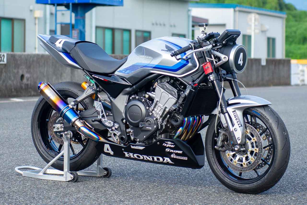 画像1: 【速報レポート】ホンダ「CB400 SUPER FOUR E-Clutch」が鉄馬で圧巻のトップチェッカー! 予選から全セッションを制し、実証参戦でポテンシャルの高さとEクラッチの実力を証明!