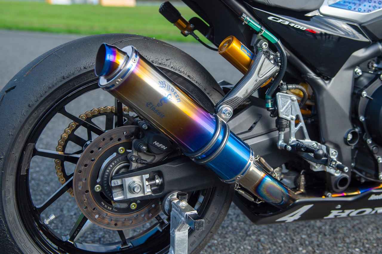 画像5: 【速報レポート】ホンダ「CB400 SUPER FOUR E-Clutch」が鉄馬で圧巻のトップチェッカー! 予選から全セッションを制し、実証参戦でポテンシャルの高さとEクラッチの実力を証明!