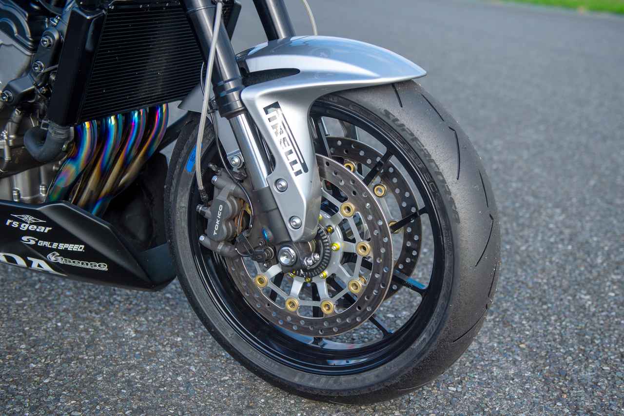 画像6: 【速報レポート】ホンダ「CB400 SUPER FOUR E-Clutch」が鉄馬で圧巻のトップチェッカー! 予選から全セッションを制し、実証参戦でポテンシャルの高さとEクラッチの実力を証明!