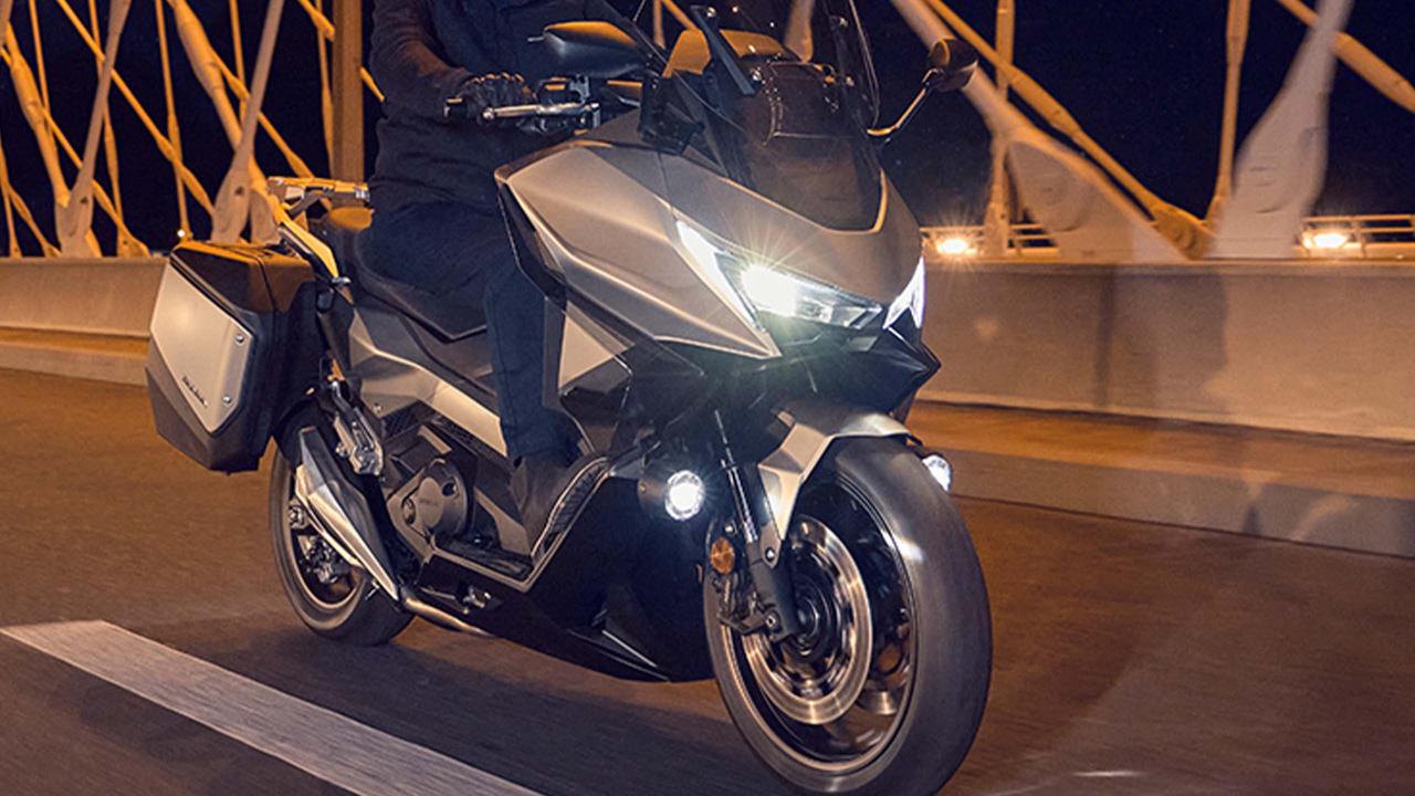 画像: スクーター界のグランツーリスモ！ ホンダ「フォルツァ750」2027年モデルがニューカラーを纏い登場【欧州】 - webオートバイ