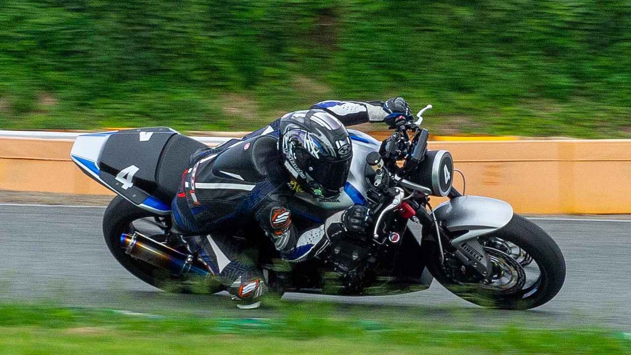 画像: 【速報レポート】ホンダ「CB400 SUPER FOUR E-Clutch」が鉄馬で圧巻のトップチェッカー! 予選から全セッションを制し、実証参戦でポテンシャルの高さとEクラッチの実力を証明! - webオートバイ
