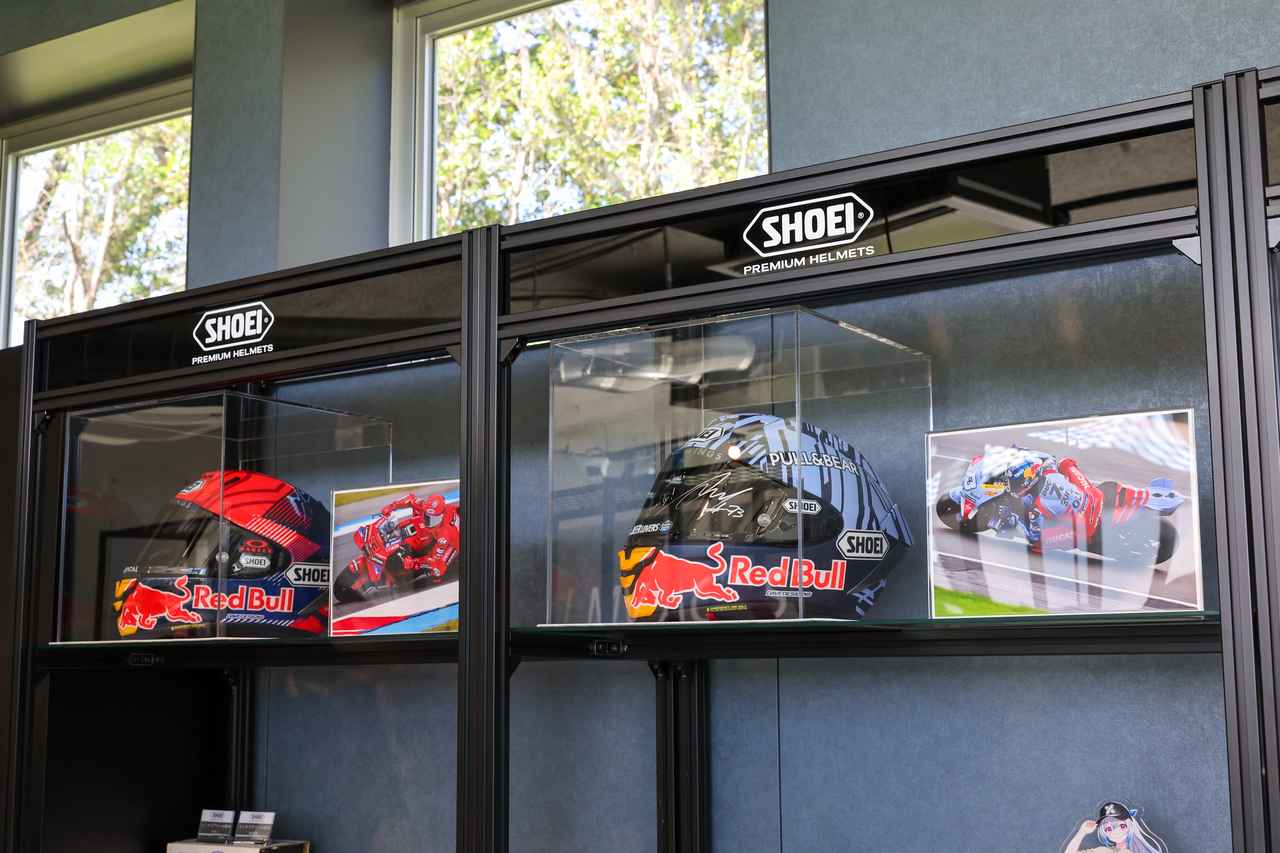 画像: SHOEI Galleryのサテライト店には、MotoGPライダー、M・マルケス選手や、A・マルケス選手のヘルメットも展示されていました。