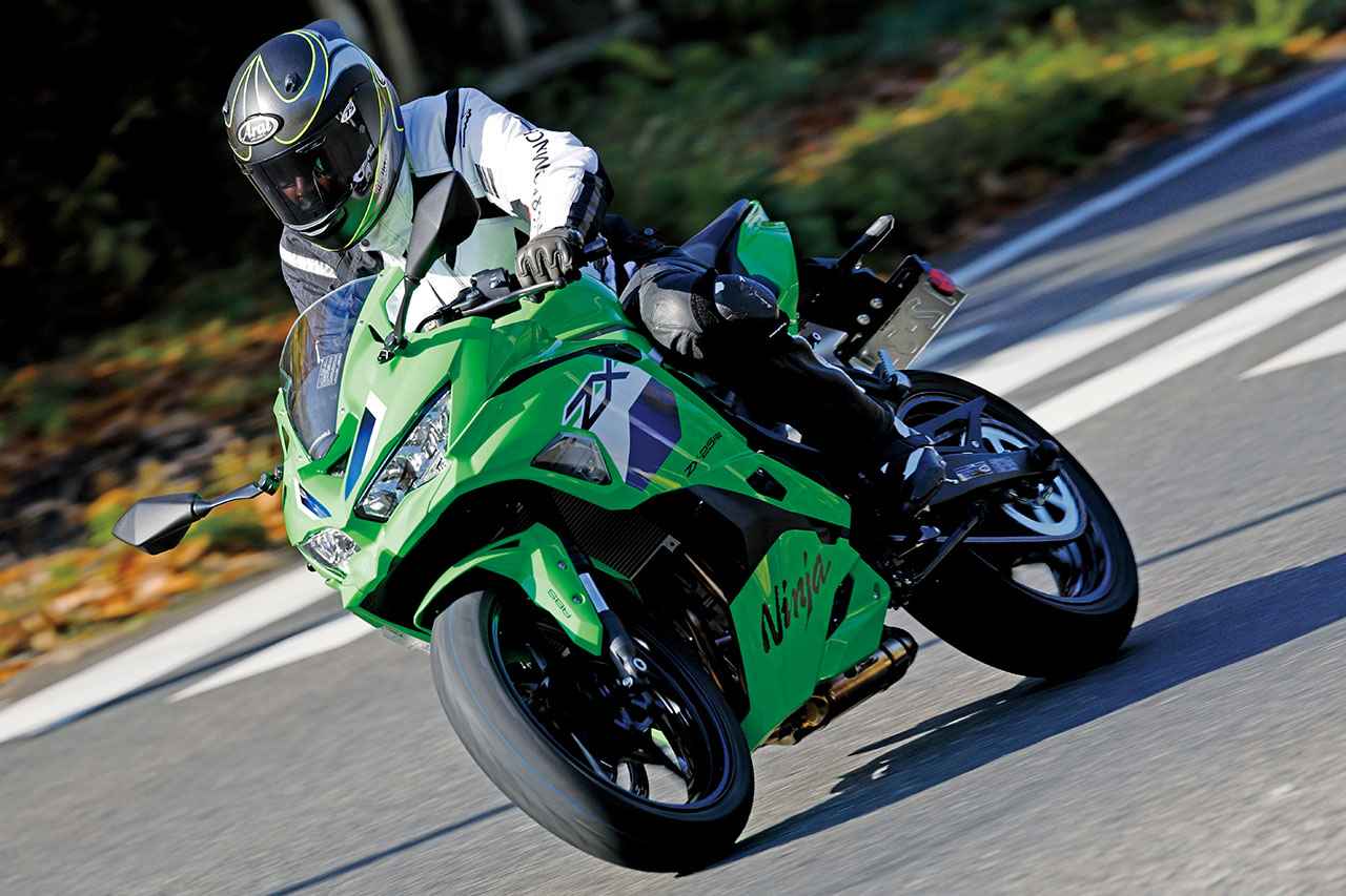 画像: KAWASAKI Ninja ZX-25R SE/RR  総排気量：249cc エンジン形式：水冷4ストDOHC4バルブ並列4気筒 シート高：785mm 車両重量：184kg 税込価格：101万4200円（SE）/105万2700円（RR） ※上写真はNInja ZX-25R RR（ライムグリーン）