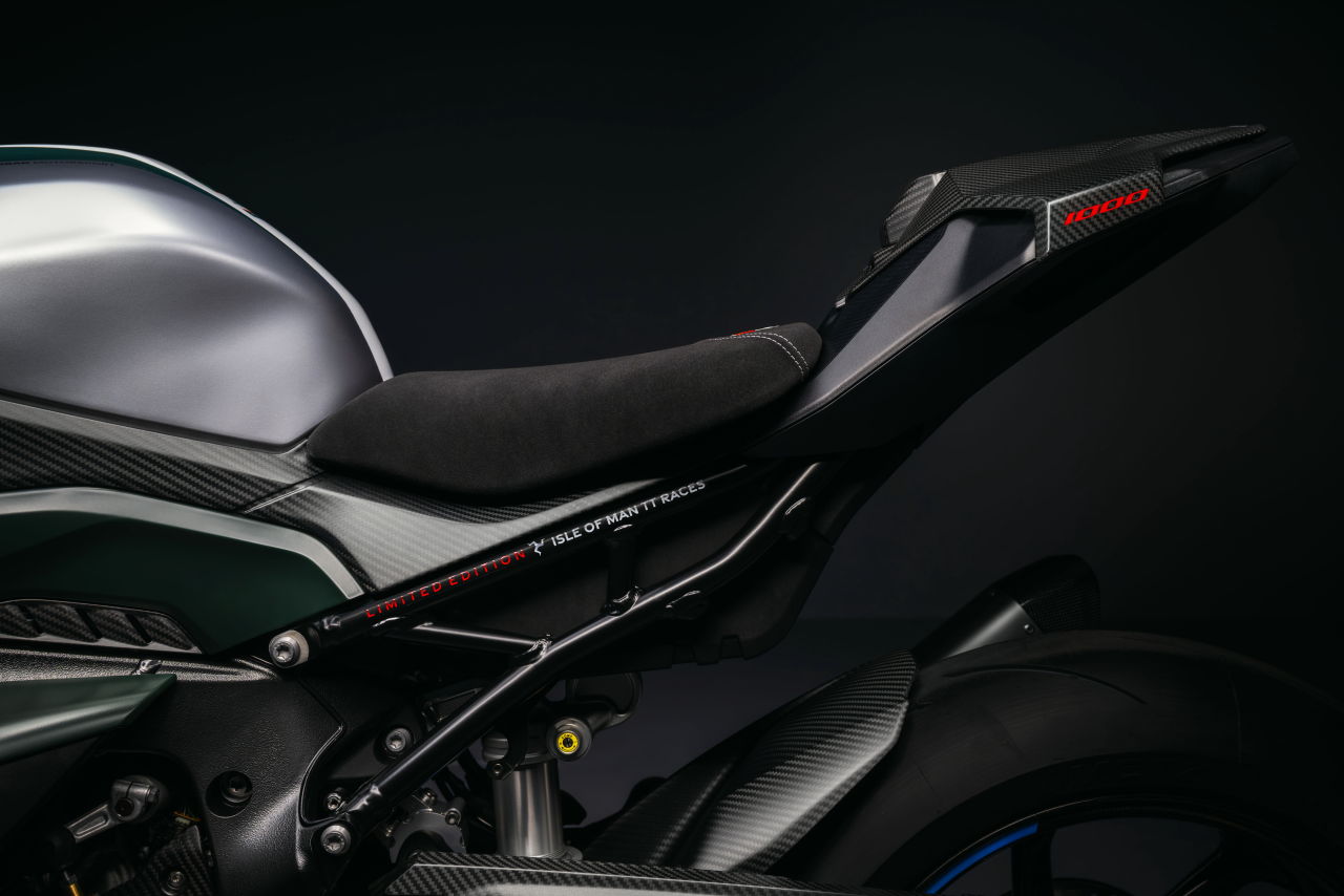 画像11: 【限定たった2台】世界でも限定115台! BMWが900万円の公道レース記念「M1000RR」特別仕様を抽選発売