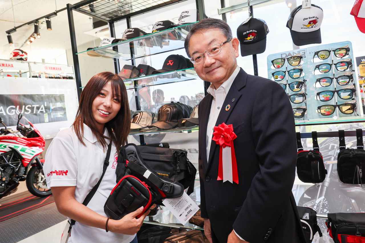 画像: オープンセレモニーのあと、ボディバッグ選びをしていた“わっす”の近くに、偶然中野市長が！　せっかくの機会ですので、記念撮影させていただきました！